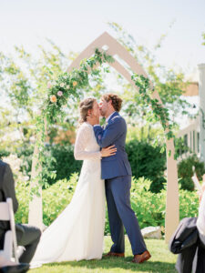 bride and groom kissing at the alter at roche harbor