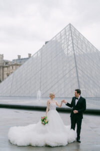 paris elopement in front of the louvre